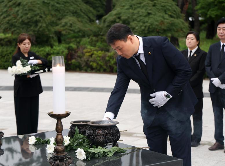 제10대 성남시의회 의장단 현충탑 참배