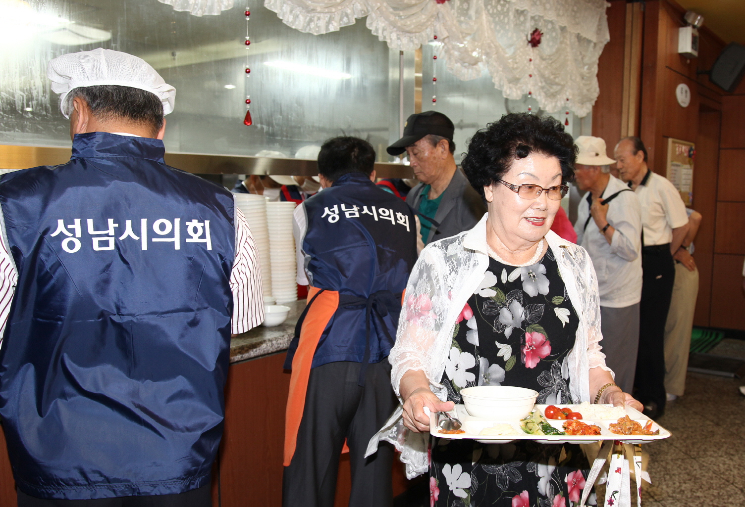 성남시의회의원 경로식당 자원봉사 펼쳐 ..... - 2