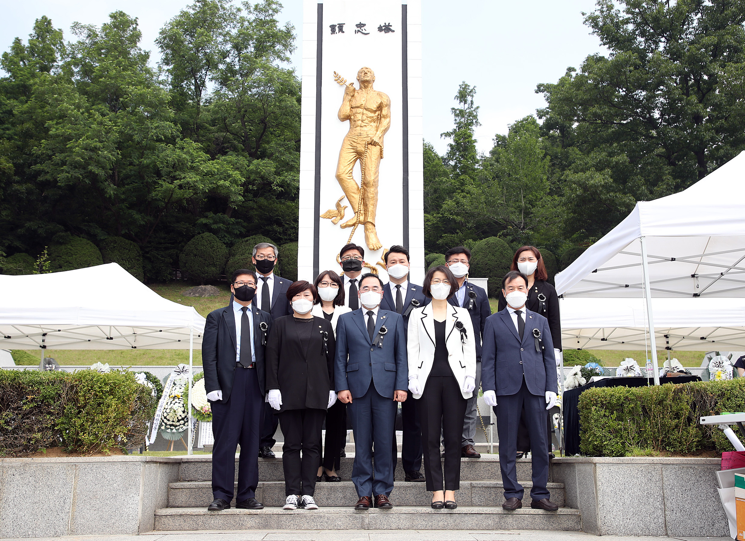 성남시의회, 현충일 맞아 현충탑 참배 - 1