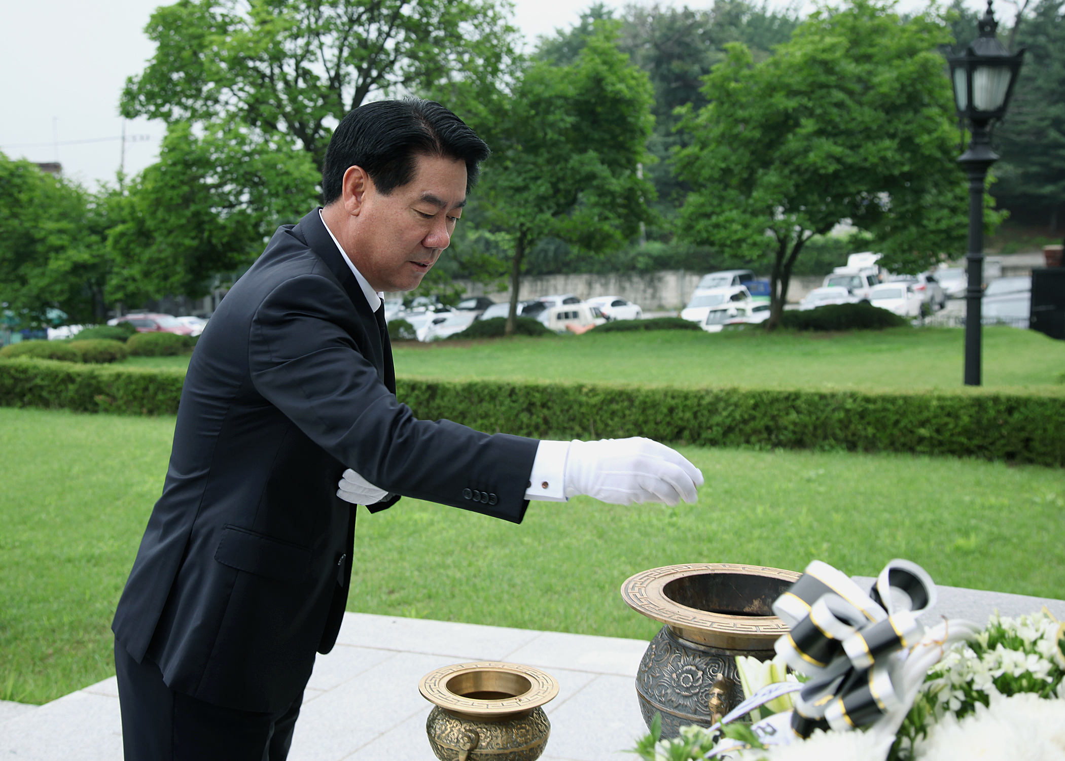 성남시의회 최윤길 의장, 현충탑 참배 공식일정 돌입 - 1