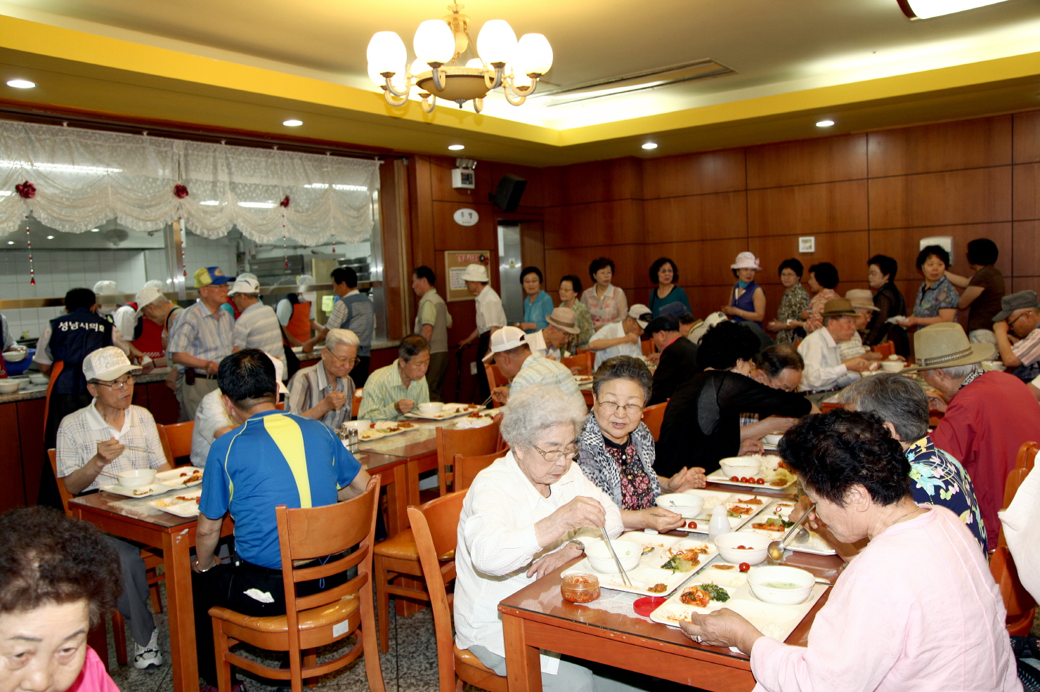 성남시의회의원 경로식당 자원봉사 펼쳐 ..... - 3