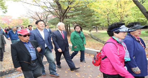 분당구 노인회지회 한마음 걷기대회 및 종합사회복지관 종사자 체육대회 참석 - 1