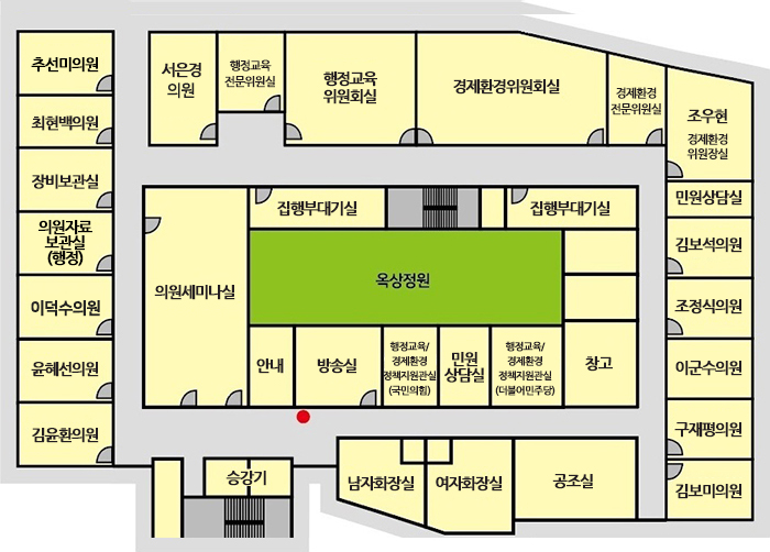 왼쪽 위부터 시계방향으로 서희경 의원실, 강상태 의원실, 행정교육전문위원실, 행정교육위원회실, 경제환경위원회실, 경제환경전문위원실, 김선임 의원실, 민원상담실, 박종각 의원실, 고병용 의원실, 조우현 의원실, 황금석 의원실, 박기범 의원실, 공조실, 여자화장실, 남자화장실, 승강기, 박주윤 의원실, 박은미 의원실, 서은경 의원실, 의원자료 보관실(행정), 장비보관실, 안극수 의원실, 중앙 왼쪽 위부터 시계방향으로 의원세미나실, 집행부대기실, 집행부대기실, 김윤환 의원실, 성해련 의원실, 창고, 의원자료 보관실(경제), SNS 홍보실(임시), 사진실(임시), 방송실, 안내, 한 가운데 옥상정원
